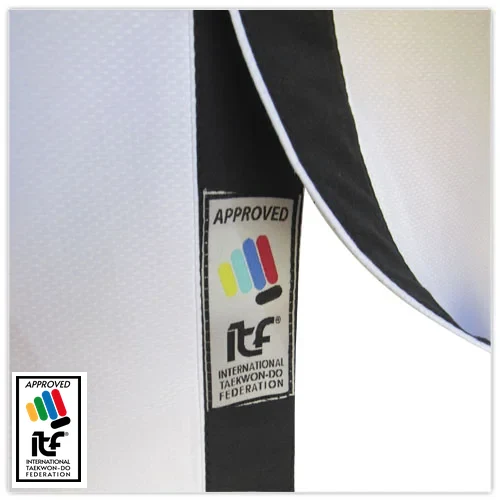 Detalle de la etiqueta ITF Approved cosida en el dobok
